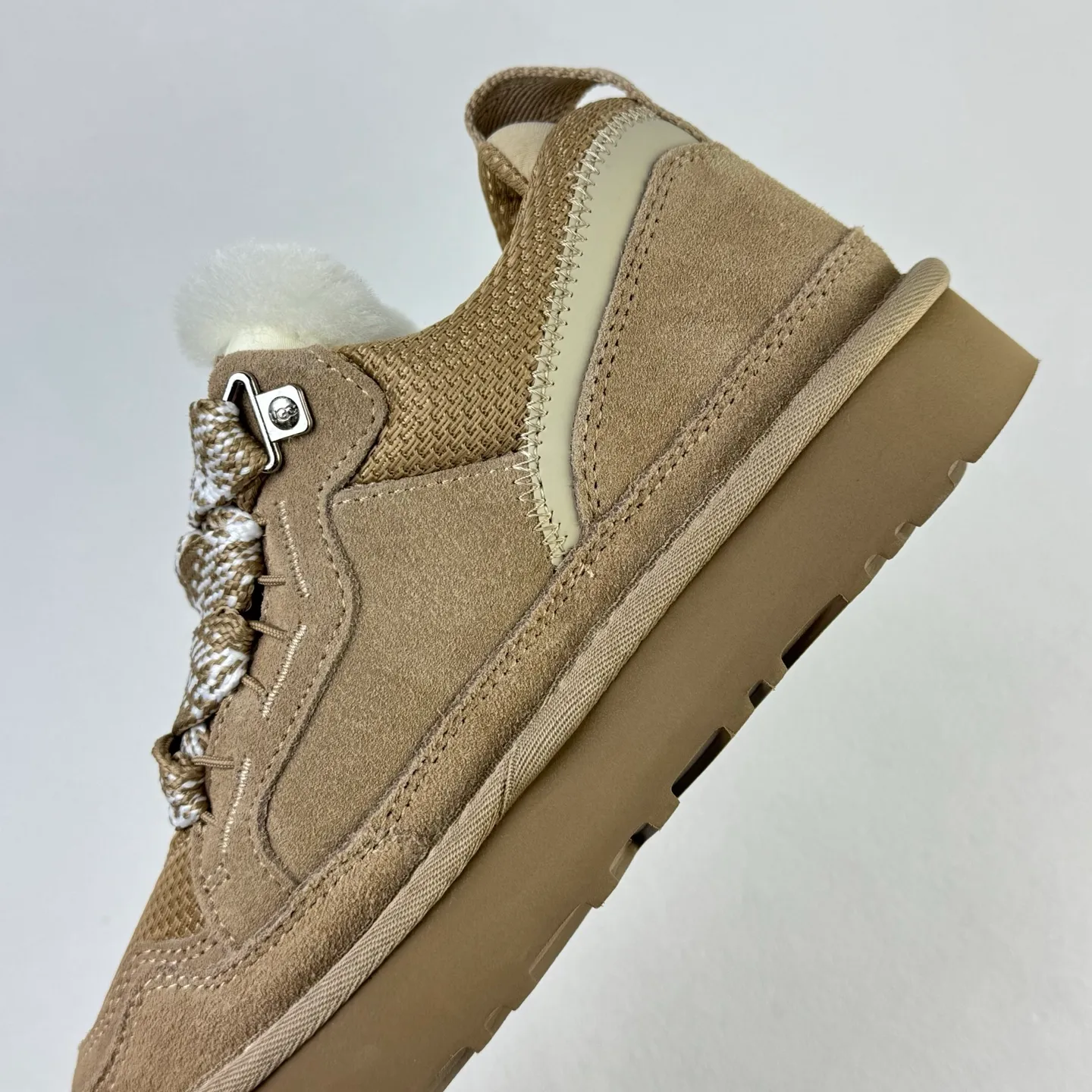 Local 💰600 OEM grade 4032 Mel series, top workmanship, super stable version ✔️ Good looks and texture, suede leather + low-key logo show retro, classic two-color shoelaces can be worn as two shoes ✔️ So comfortable that you want to weld your feet, ultra-light material + 5cm thick sole, increase height without tiring the feet, wool insoles are warm and breathable, no pressure for commuting and shopping all day long ✔️ I love the details: wide shoelaces for photos. Sizes 34-45 are suitable for various foot types. Slight stains can be wiped clean with a damp cloth. The loose feeling in early autumn is all due to it. Close your eyes and avoid stepping on thunder! 👟
